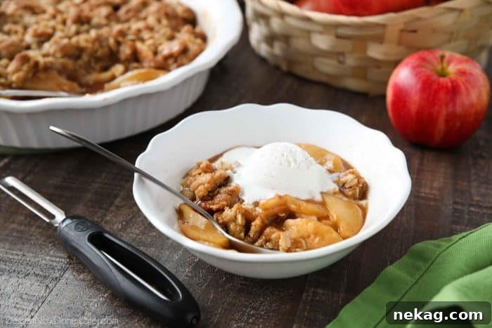 Sweet Spiced Apple Crisp 6 This is the best Apple Crisp recipe! It's full of fresh sliced apples, creates a fruity cinnamon-sugar sauce while it bakes (like apple pie filling), and is topped with a crunchy crumb topping. An easy, old fashioned fall dessert.