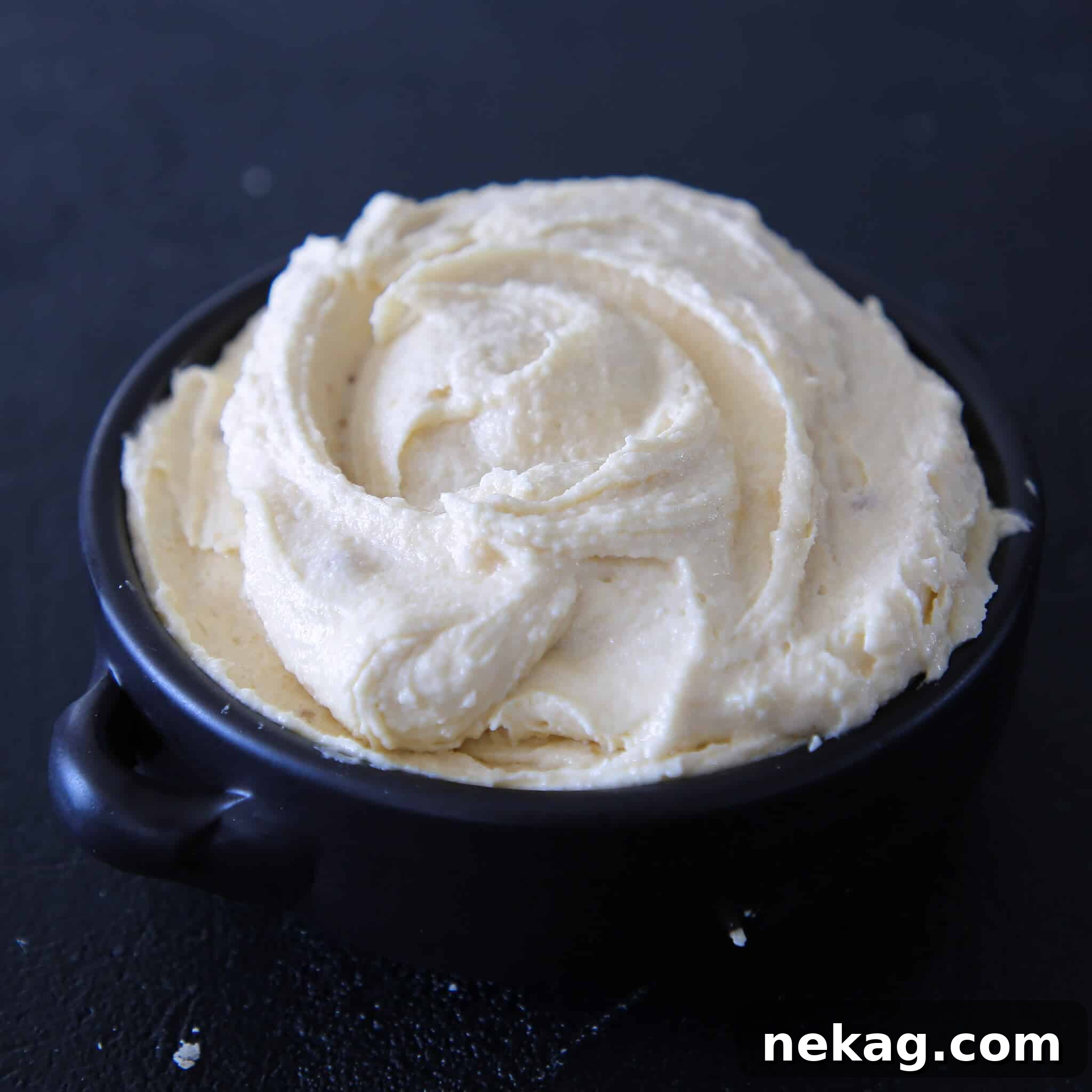 Silken Almond Indulgence 5 Crème d’amande bowl - A bowl of freshly prepared almond cream filling, smooth and ready to use.