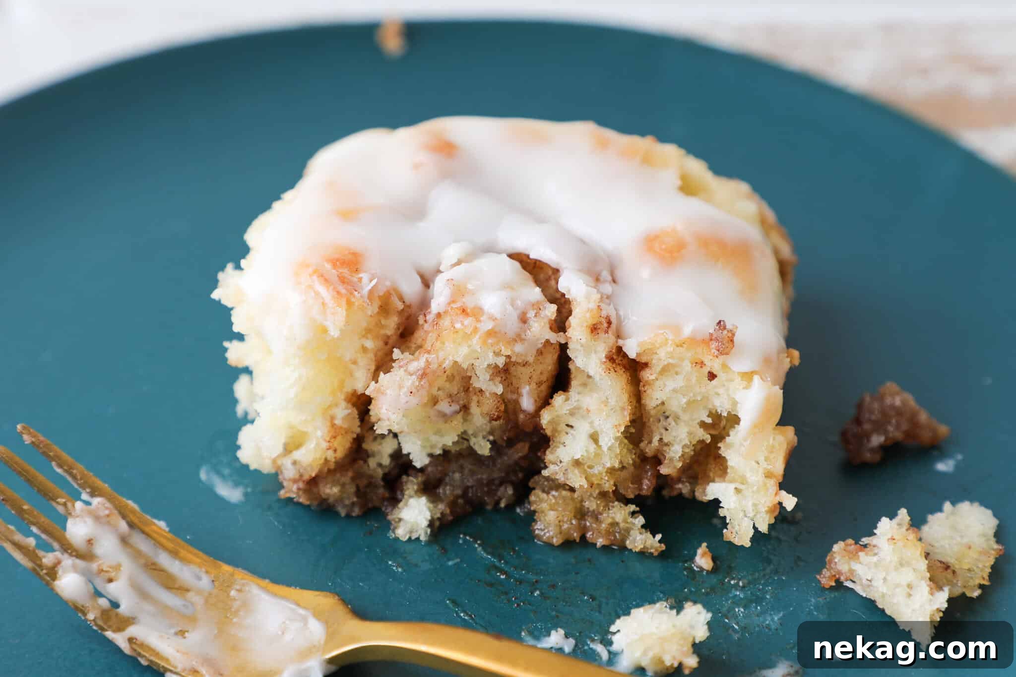 Irresistible Cream Cheese Cinnamon Rolls 4 A close-up of a cut cinnamon roll, revealing its perfect swirl of cinnamon sugar and soft, fluffy texture.