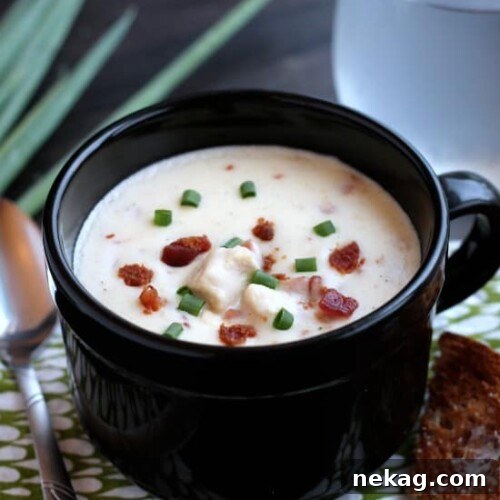 Chicken Cordon Bleu Soup - everything you love about chicken cordon bleu (the chicken, the ham, the swiss) plus bacon in a creamy soup!