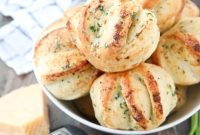 Garlic Parmesan Pull-Apart Dinner Rolls