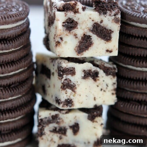 This Oreo Fudge whips up with only 3 ingredients! From DessertNowDinnerLater.com